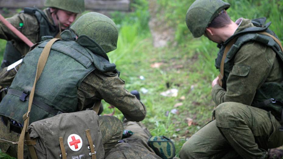 В Воронеже военные медики оказали помощь «раненым» в условиях боя