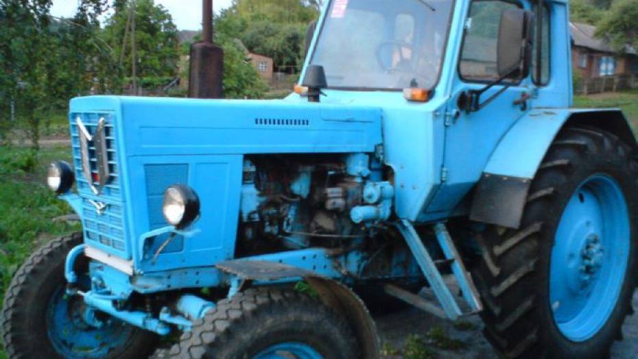 В Воронежской области парень угнал трактор, чтобы покататься 