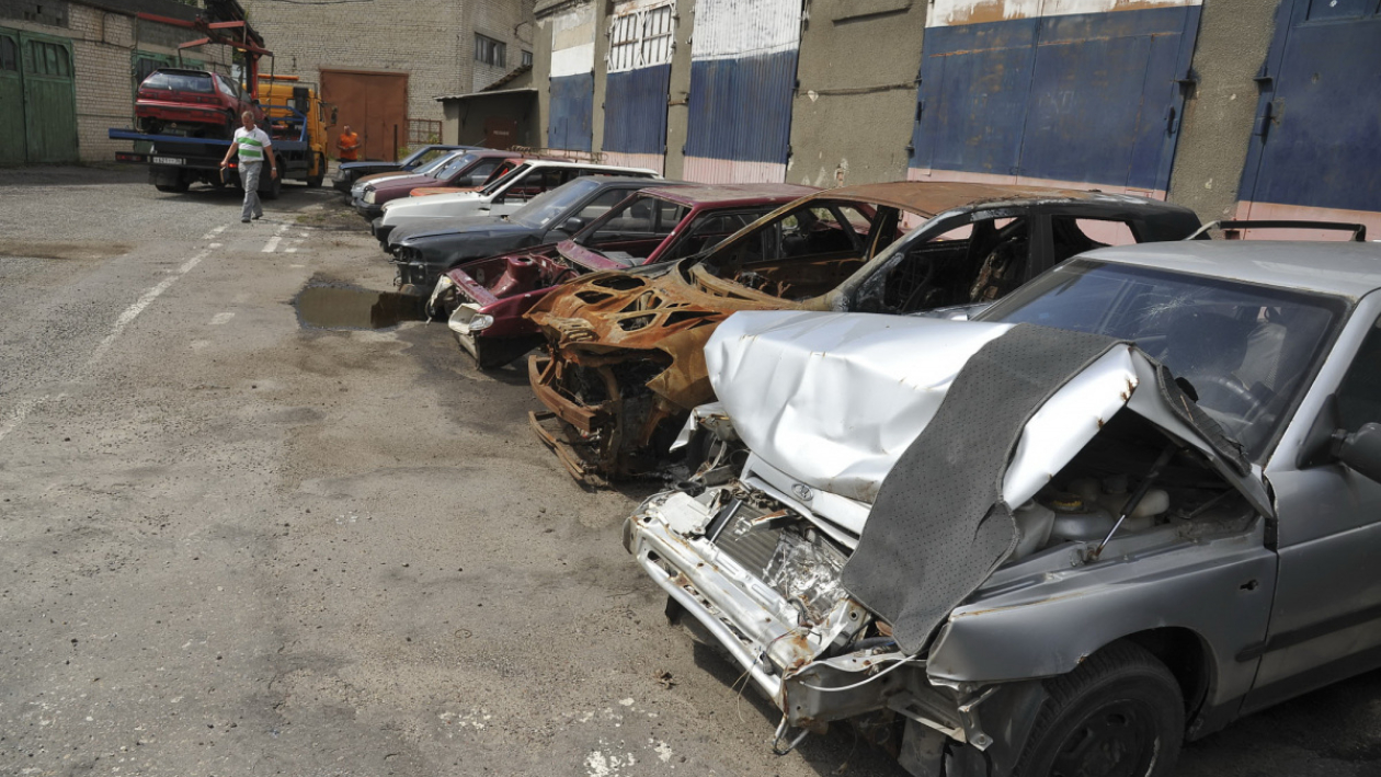 «Они всем мешают». Как и куда эвакуируют брошенные машины в Воронеже