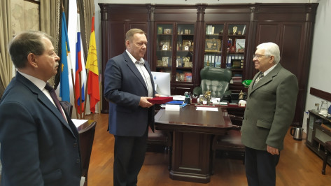 В Острогожске «Благодарность от земли Воронежской» получил заслуженный учитель РФ Александр Смольянинов
