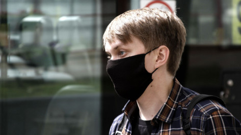 Роспотребнадзор: маска почти в 2 раза снижает вероятность заразиться ОРВИ