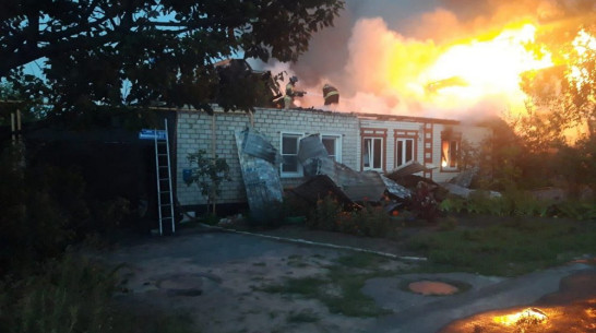 В Лисках ранним утром загорелись 2 соседних дома