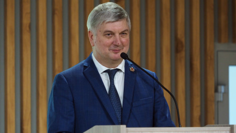 Губернатор Александр Гусев поздравил с 50-летием директора областного МФЦ