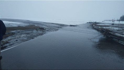 Дорогу затопило из-за прорыва плотины в Верхнехавском районе Воронежской области