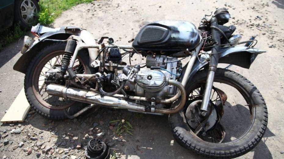 В Воронеже столкнулись 3 машины и мотоцикл: трое пострадали