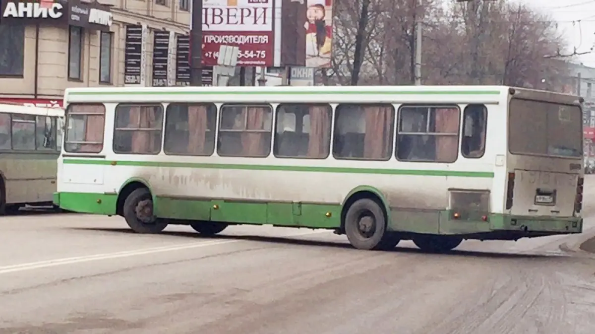 Водителей автобусов «Латная-Воронеж» обвинили в разворотах через 2 сплошные  линии