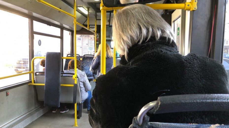 В Воронеже в больших автобусах начали устанавливать вторые терминалы для оплаты картой
