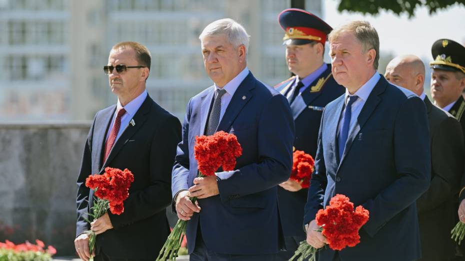 Память погибших в годы Великой Отечественной войны почтили на площади Победы в Воронеже