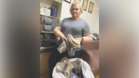 «СпИцназ» в деле: жительницы Богучарского района организовали волонтерскую группу по вязанию носков для военных