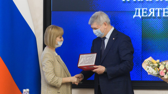 Александр Гусев наградил воронежских деятелей культуры почетными званиями