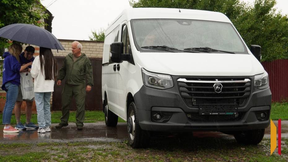 Многодетной семье Гусевых из Воронежской области вручили ключи от автомобиля ГАЗ «Соболь»