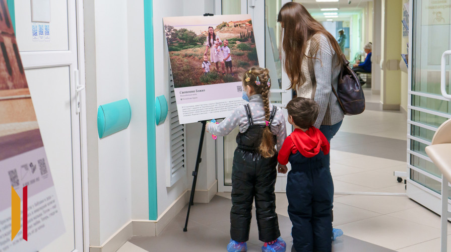 «Рожденные вопреки»: в воронежской поликлинике прошла фотовыставка фонда «Женщины за жизнь»