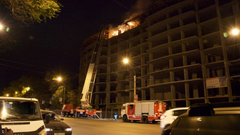 В Воронеже загорелась строящаяся многоэтажка