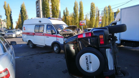 В Воронеже водитель «скорой» пострадал при столкновении с Suzuki