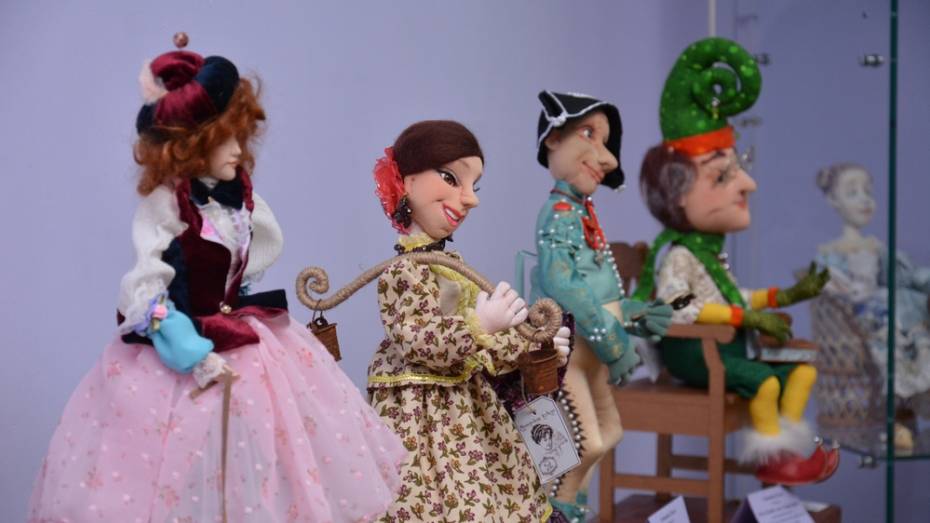 В Острогожске открылась выставка «Кукольные фантазии»