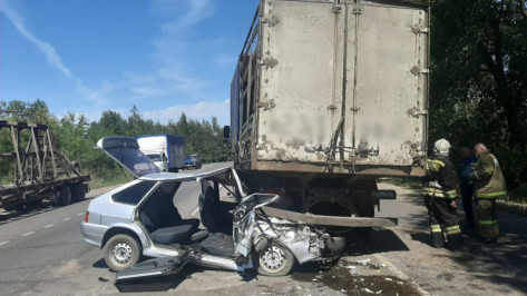 На выезде из Воронежа грузовик МАЗ раздавил легковушку