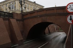 Новый ограничитель для грузовиков установили в Воронеже у Каменного моста