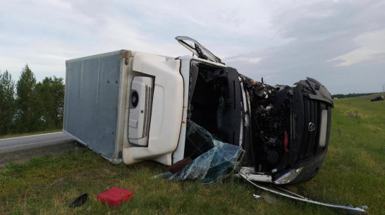 Два человека пострадали в аварии с опрокинувшимся грузовиком в Воронежской области