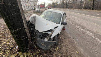 В Воронеже Datsun столкнулся с Hyundai и врезался в дерево: погибла женщина