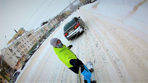 Воронежец снял на видео катание на привязанном к машине сноуборде в центре города