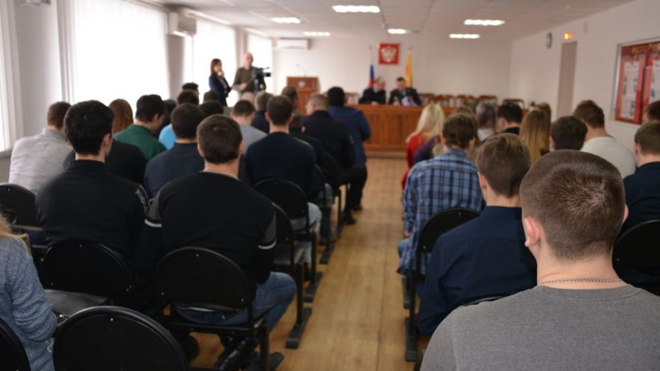 Воронежские студенты и курсанты массово заглянут в полицию