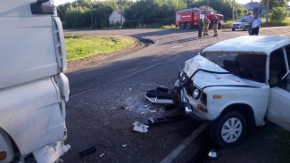 В Поворинском районе при столкновении большегруза и ВАЗа погиб 49-летний мужчина 