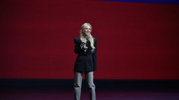 Teylor porno aktrisa.