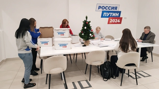 В Воронеже доверенные лица Владимира Путина заверили подписи в поддержку его выдвижения на выборы Президента РФ