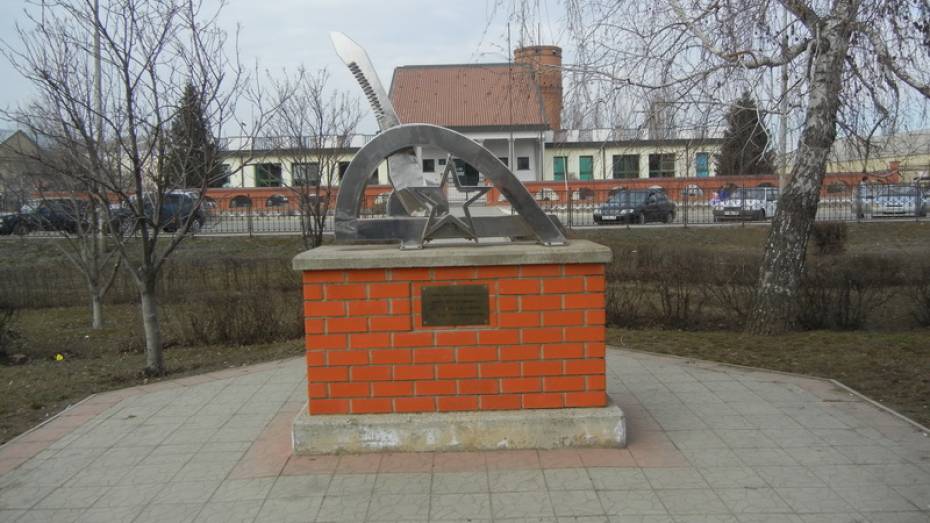 В Воронежской области из памятного знака в Россоши извлекли останки