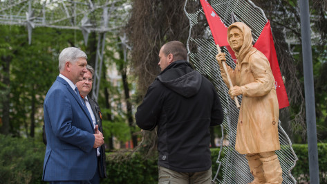 В Воронеже открыли памятник бабушке с красным флагом «Будем жить!»