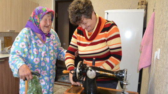 Павловчанка подарила 92-летней погорелице из Николаевки швейную машинку