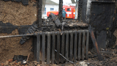 В Воронежской области под завалами сгоревшего дома нашли тело мужчины