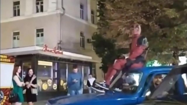 Полицейские оштрафовали воронежца, катавшего «Дэдпула» на крыше своей машины