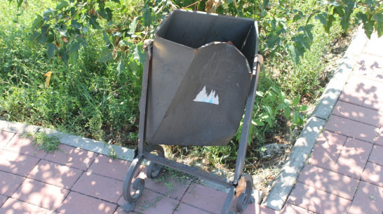В Петропавловке вандалы разбили урны и сломали скамейку в парке «Школьный»