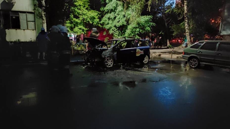 В Воронеже дотла сгорело такси