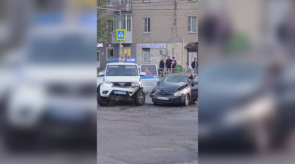 Полицейский автомобиль с включенными мигалками попал в аварию на улице 9 Января в Воронеже