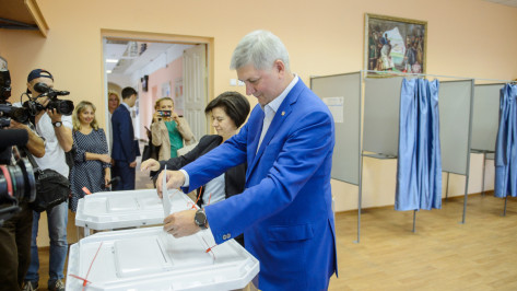 Глава Воронежской области проголосовал на выборах губернатора одним из первых