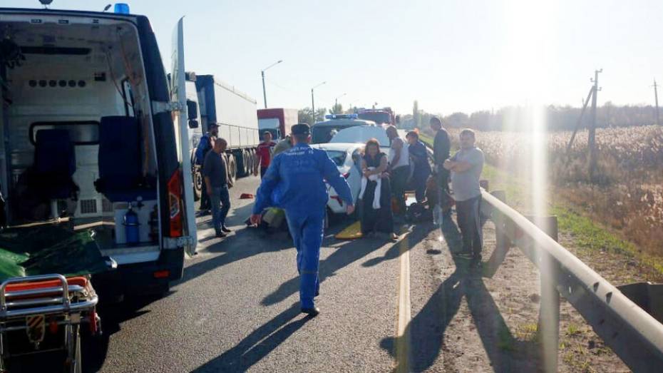 В Воронежской области при столкновении Kia и грузовика Volvo пострадали 2 ребенка