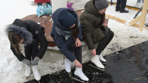 В Рождество в Воронеже начали открывать популярные катки