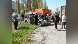 В Семилуках Воронежской области столкнулись легковушка и КамАЗ