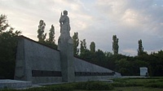 В Семилукском районе отремонтируют восемь братских могил
