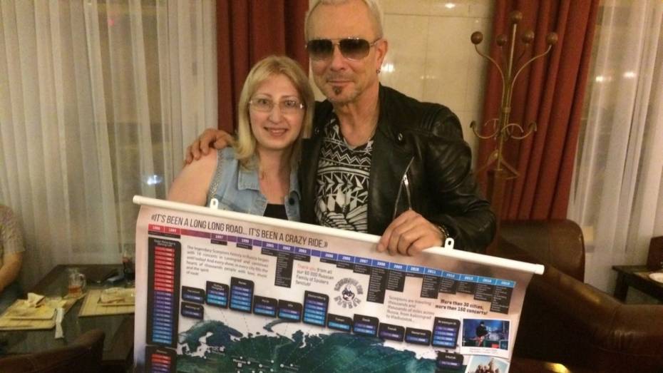 В Воронеже фанаты подарили гитаристу Scorpions карту гастролей группы по России