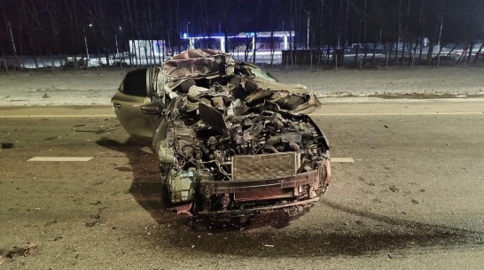 KIA Ceed врезалась в грузовик на трассе в Воронежской области: пострадала 42-летняя женщина