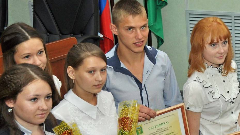 В Бутурлиновке студенты и школьники получили именные стипендии