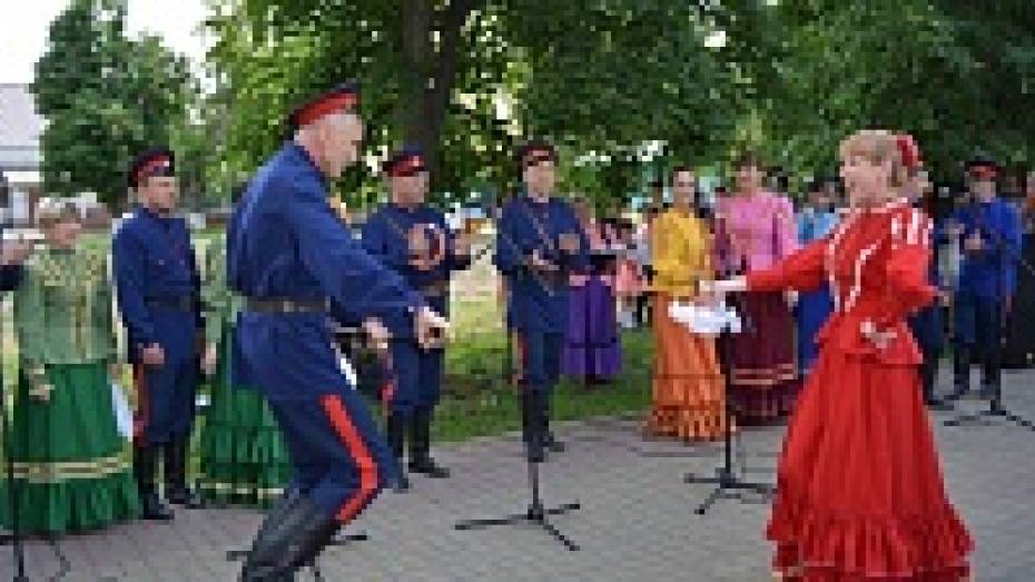 Богучарцы отметили 109-й День рождения Михаила Шолохова