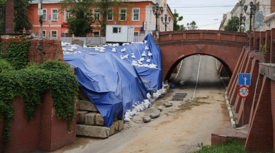 В Воронеже скрепляют швы обрушившейся подпорной стены Каменного моста
