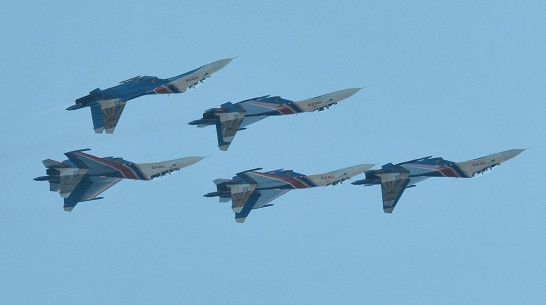 На открытии конкурса «Авиадартс 2014» под Воронежем асы показали фигуры высшего пилотажа