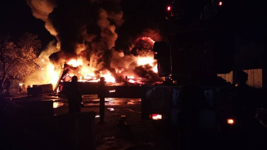 В Воронеже ночной пожар уничтожил склад каучука
