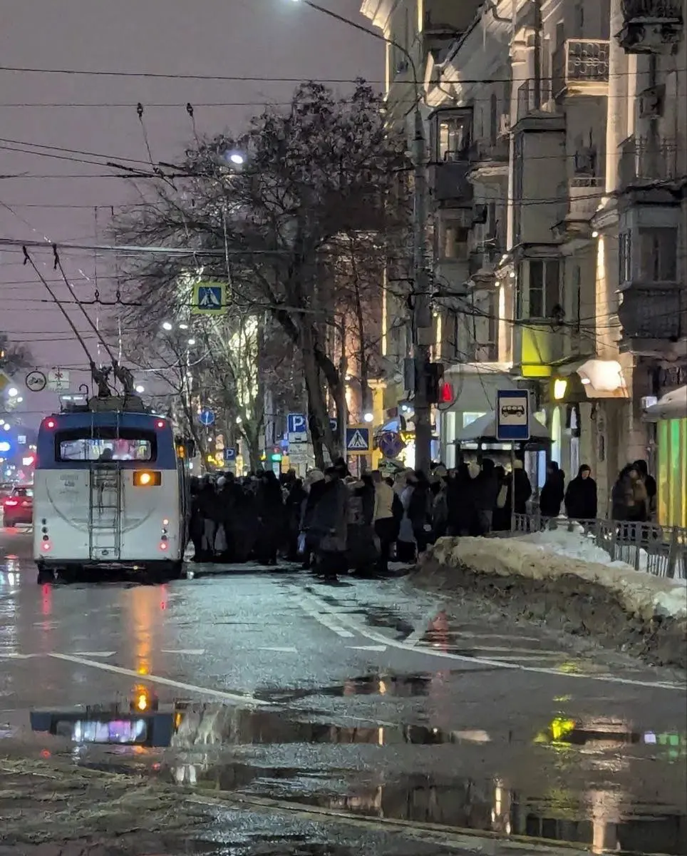 Воронежцам объяснили большие очереди на остановках и переполненные автобусы