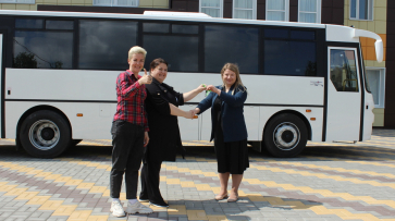 Таловским культработникам подарили новый автобус для гастролей